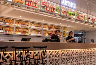 Artie's Bar & Café